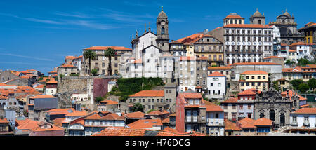 Il Portogallo, Porto, Paroquial Igreja de Sao Bento da Vitoria chiesa e una sezione della città vecchia Foto Stock