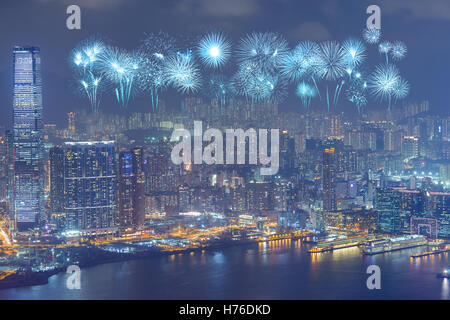 Festival dei fuochi d'artificio al di sopra della città di Hong Kong di notte, vista dal picco Foto Stock