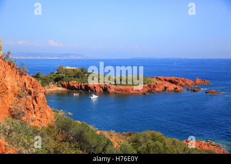 Esterel mediterraneo rocce rosso costa, la spiaggia e il mare. Costa Azzurra in Cote d Azur vicino a Cannes Saint Raphael, Provenza, Francia, Foto Stock