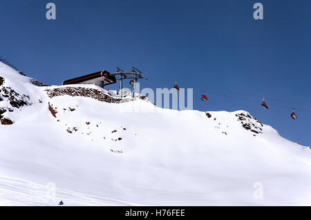 Seggiovia stazione superiore in Solden, stazione di sci alpino nelle Alpi Otztal in Austria Foto Stock