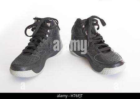 I bambini del moderno high-top nero in cuoio e mesh scarpe da basket, sneakers isolato su bianco Foto Stock