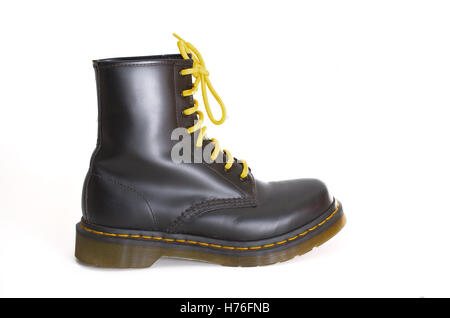 Un occhiello 8 di 8 pollici di classic unisex in pizzo nero-moda combattere la scarpa con lacci di colore giallo Foto Stock