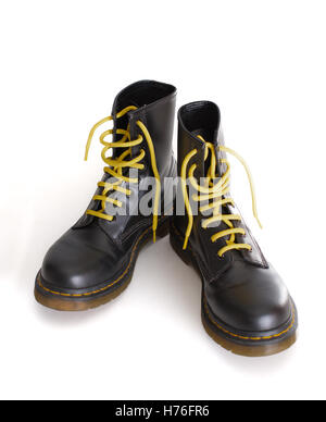 Una coppia di occhielli 8 di 8 pollici di classic unisex black lace-up di combattimento di moda scarpe con lacci di colore giallo Foto Stock