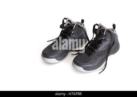 I bambini del moderno high-top nero in cuoio e mesh scarpe da basket, sneakers isolato su bianco Foto Stock