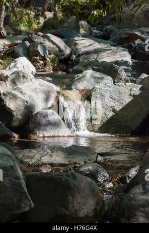 Cascate di un fiume di montagna closeup. Caledonia. Cipro. Foto Stock