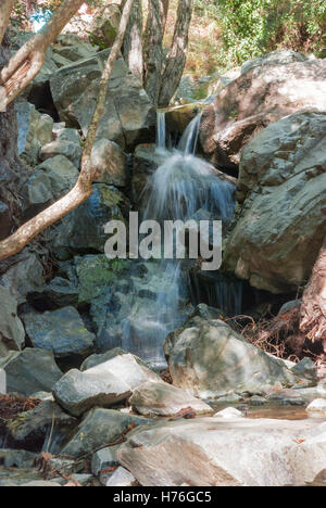 Cascate di un fiume di montagna closeup. Caledonia. Cipro. Foto Stock