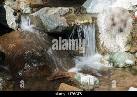 Cascate di un fiume di montagna closeup. Caledonia. Cipro. Foto Stock