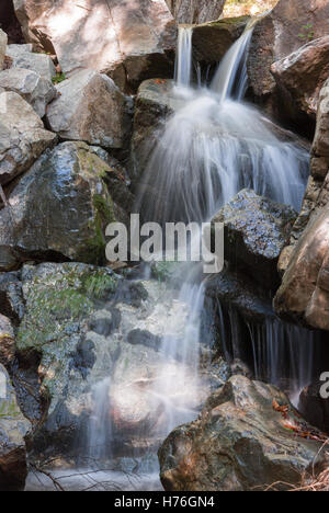 Cascate di un fiume di montagna closeup. Caledonia. Cipro. Foto Stock