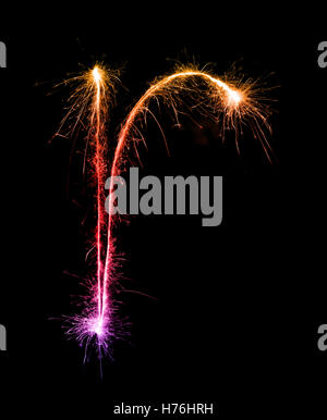 Sparkler fuochi d' artificio alfabeto di luce r (piccole lettere) di notte sullo sfondo Foto Stock