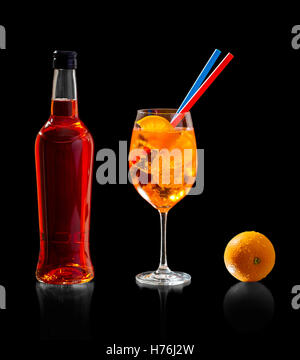 Aperol spritz bottiglia con arancia e paglia, isolato su nero Foto Stock