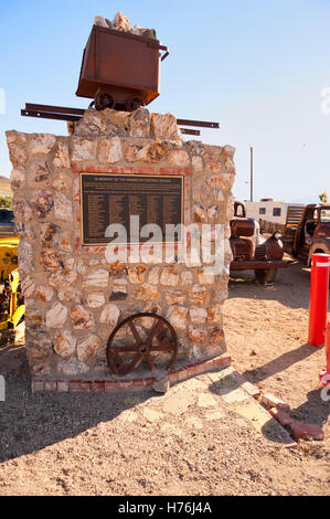 La placca e da un monumento dedicato alla memoria di 108 minatori che hanno perso la vita nelle miniere di Central Nevada Foto Stock
