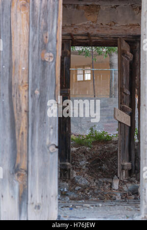 Vista sul Greco abbandonato casa closeup. Pedoulas village. Cipro. Foto Stock