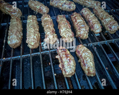 Tritare rotoli cevapcici sul grill, vista dall'alto Foto Stock