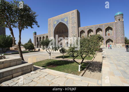 Tilla-Kari Medressa al Registan, Samarcanda, Uzbekistan. Foto Stock