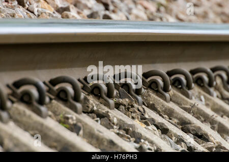 Chiudere dettagliate fino foto di un binario ferroviario Foto Stock