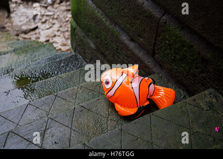 Gonfiabile di alla ricerca di Nemo character lavato fino su alcuni vecchi passaggi che conducono in basso verso il fiume Tamigi a Londra, Inghilterra, Regno Unito. Alla ricerca di Nemo è un 2003 American calcolatore-animated commedia-dramma avventura film prodotto da Pixar Animation Studios e rilasciato da Walt Disney Pictures. Foto Stock