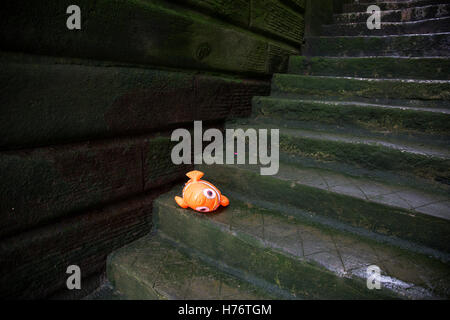 Gonfiabile di alla ricerca di Nemo character lavato fino su alcuni vecchi passaggi che conducono in basso verso il fiume Tamigi a Londra, Inghilterra, Regno Unito. Alla ricerca di Nemo è un 2003 American calcolatore-animated commedia-dramma avventura film prodotto da Pixar Animation Studios e rilasciato da Walt Disney Pictures. Foto Stock