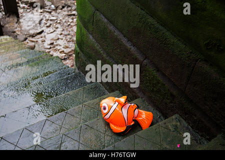 Gonfiabile di alla ricerca di Nemo character lavato fino su alcuni vecchi passaggi che conducono in basso verso il fiume Tamigi a Londra, Inghilterra, Regno Unito. Alla ricerca di Nemo è un 2003 American calcolatore-animated commedia-dramma avventura film prodotto da Pixar Animation Studios e rilasciato da Walt Disney Pictures. Foto Stock