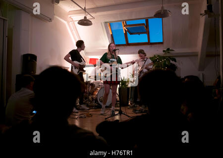 Australian cantante folk Julia Jacklin suona dal vivo con la sua band presso la sede centrale di Songkick a Hoxton a Londra, Inghilterra, Regno Unito. Foto Stock