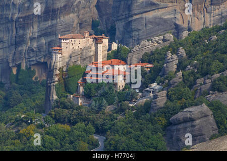 Vista sul monastero Rousanou in Meteora, Grecia Foto Stock