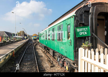 Inghilterra, Tunbridge Wells. Spa Valley Railway. La British Rail buffet verde auto, stile anni '60 in corrispondenza della stazione. Segno, 'aperto'. Il giorno, cielo blu. Foto Stock