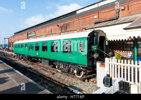 Inghilterra, Tunbridge Wells. Spa Valley Railway. La British Rail buffet verde auto, stile anni '60 in corrispondenza della stazione. Segno, 'aperto'. Il giorno, cielo blu. Foto Stock