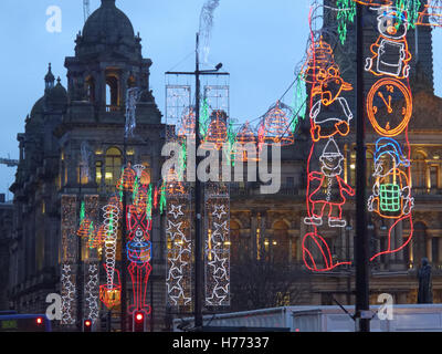 Glasgow ama la celebrazione di Natale george square luci pattinaggio sul ghiaccio party decorazioni glasgow mercatino di natale Foto Stock