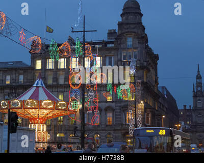 Glasgow ama la celebrazione di Natale george square luci pattinaggio sul ghiaccio party decorazioni glasgow mercatino di natale Foto Stock