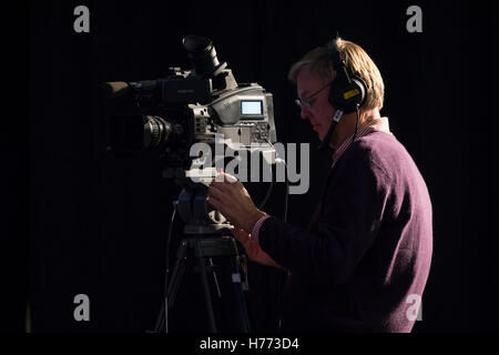 Un cameraman TV operanti telecamere per la telediffusione. Foto Stock