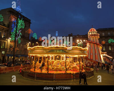 Glasgow adora le celebrazioni natalizie George Square illumina il pattinaggio su ghiaccio, feste, mercatino di Natale di Glasgow Foto Stock