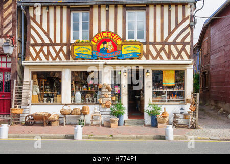 BEUVRON-en-Auge, Francia - 18 settembre 2012: Semi-case con travi di legno e le imprese locali, a Beuvron-en-Auge, Normandia, Francia. Ho Foto Stock