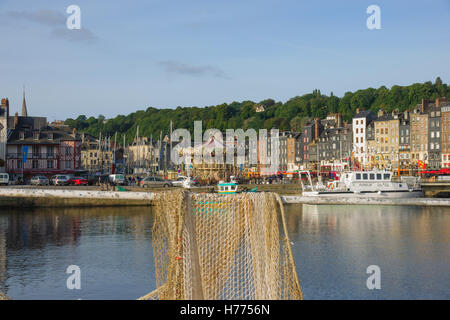 HONFLEUR, Francia - 20 settembre: Scena del Vieux Port (vecchio porto), case e barche in Honfleur, Francia il 20 settembre 2012. H Foto Stock