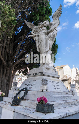 Funeraria allegoriche della scultura in marmo con gli angeli su una tomba nel cimitero di Lavagna, Liguria, Italia. Foto Stock