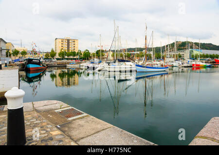 CHERBOURG, Francia - 21 settembre 2012: veduta del porto di Cherbourg, Normandia, Francia Foto Stock