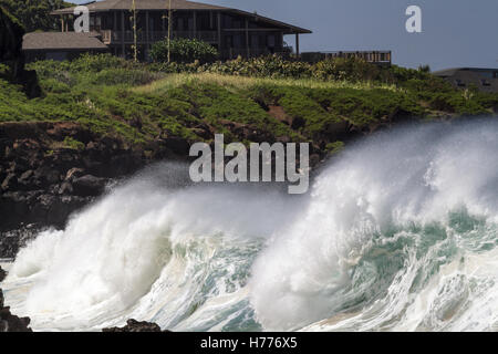 Grande shore break le onde battono le rocce a Waimea Bay sulla costa nord di Oahu Hawaii ott. 15 Foto Stock