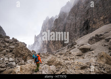 Tre persone escursioni nelle Dolomiti, Val Gardena, Alto Adige, Italia Foto Stock