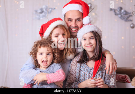 Ritratto di una famiglia di Natale da indossare cappelli di Babbo Natale Foto Stock