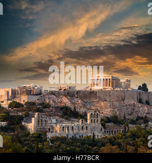 Il Partenone tempio sulla Acropoli ateniese al tramonto, Atene, Grecia Foto Stock