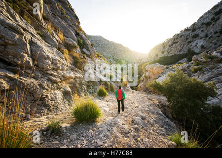 Donna trekking in montagna, Mallorca, Spagna Foto Stock