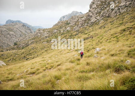 Donna trekking in montagna, Mallorca, Spagna Foto Stock