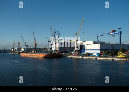 Vista dal traghetto al porto di Warnemuende, Meclemburgo-Pomerania Occidentale, Germania Foto Stock