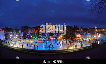 Edinburgh Hogmanay Natale Princes Gardens festival di pattinaggio sul ghiaccio e luci di luna park Foto Stock