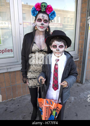 Mexican madre e figlio vestito nel giorno dei morti costumi festeggiare Halloween in Bensonhurst sezione di Brooklyn, New York, Foto Stock