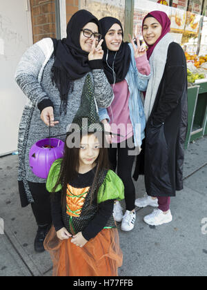 Ragazze libanese festeggiare Halloween in Bensonhurst sezione di Brooklyn, New York, 2016. L'ex Italiano e neigh ebraica Foto Stock