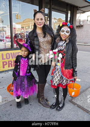 Famiglia messicana celebra Halloween in Bensonhurst sezione di Brooklyn, New York, 2016. Foto Stock