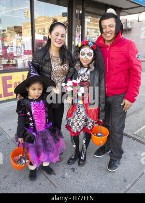 Famiglia messicana celebra Halloween in Bensonhurst sezione di Brooklyn, New York, 2016. Foto Stock