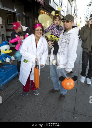 Famiglie festeggiare Halloween in Bensonhurst sezione di Brooklyn, New York, 2016. Foto Stock