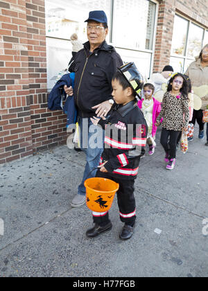 Famiglie festeggiare Halloween in Bensonhurst sezione di Brooklyn, New York, 2016. Foto Stock