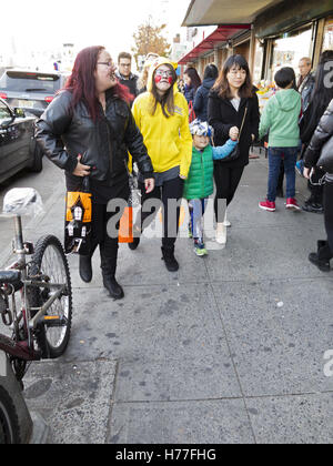 Famiglie festeggiare Halloween in Bensonhurst sezione di Brooklyn, New York, 2016. Foto Stock