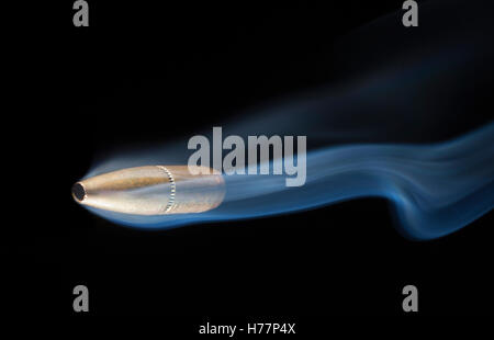 Unico colore rame bullet con fumo su sfondo nero Foto Stock